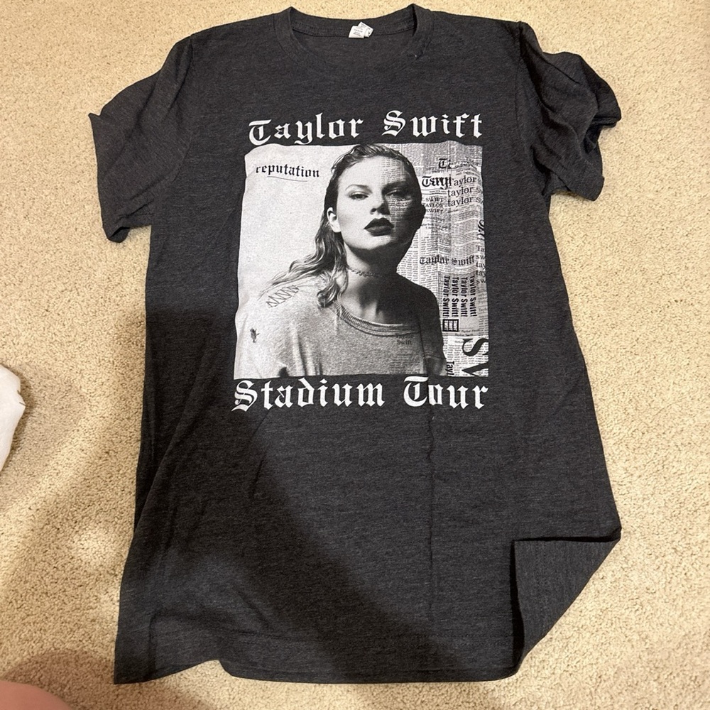 Taylor Swift, reputation, stadium tour T-shirt